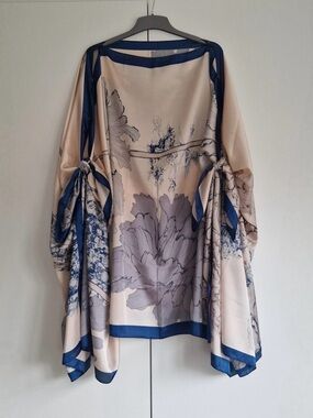 Elegant Blue-Trim Floral Kaftan